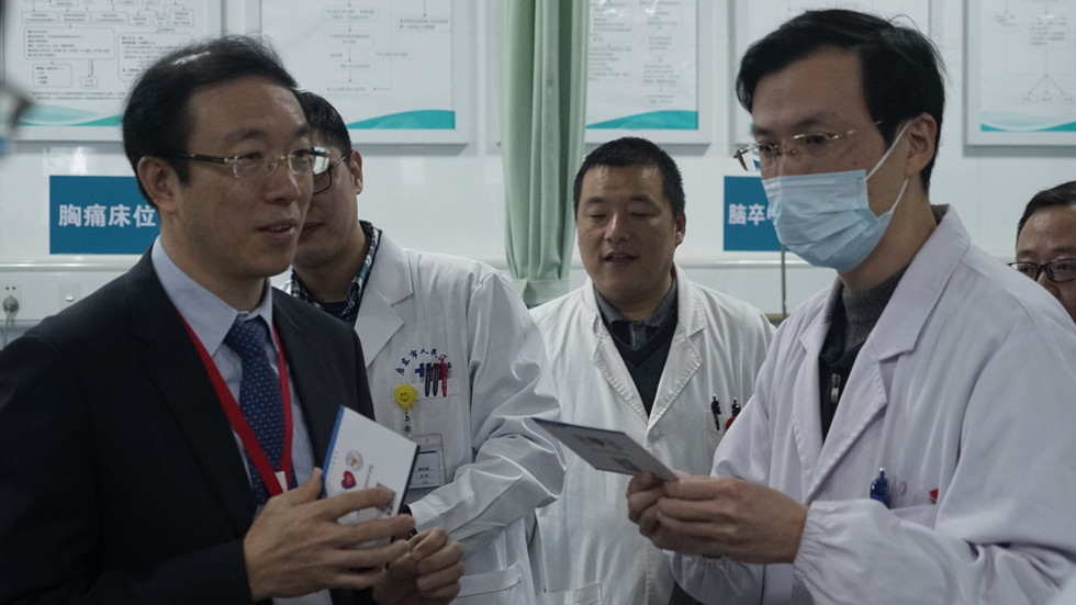 王焱教授询问急诊医生胸痛病人处置措施.JPG